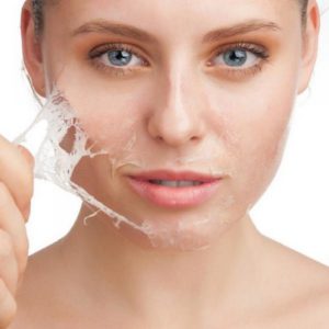 Причины шелушения кожи на лице женщины