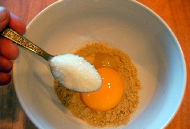 Маска с яйцом и сахаром