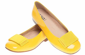 Практично и стильно: жёлтые туфли без каблука