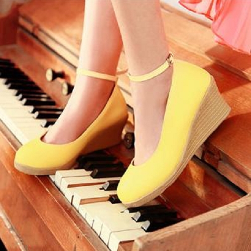 с чем можно носить желтые туфли